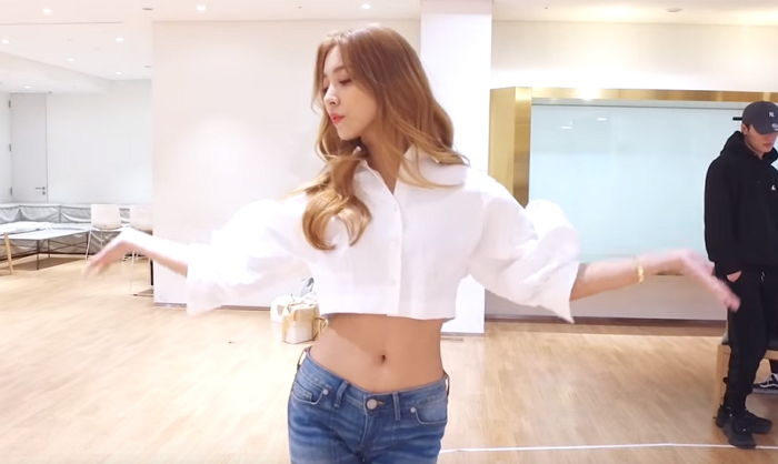 신곡 안무 연습하면서 잘록한 허리라인 드러낸 에프엑스 루나