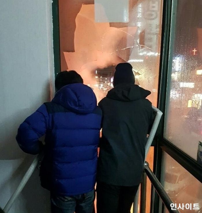 밥 먹다 말고 방화복 없이 불길 속으로 뛰어든 현직 소방관들