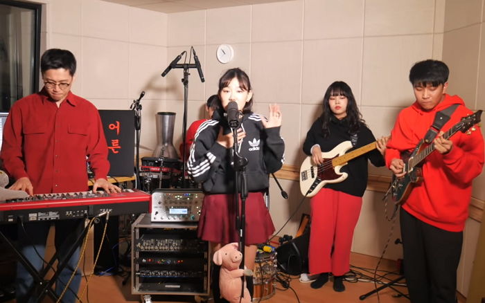 매력적인 음색으로 아이유한테도 인정받았던 최예근의 ‘어른’ 라이브 영상