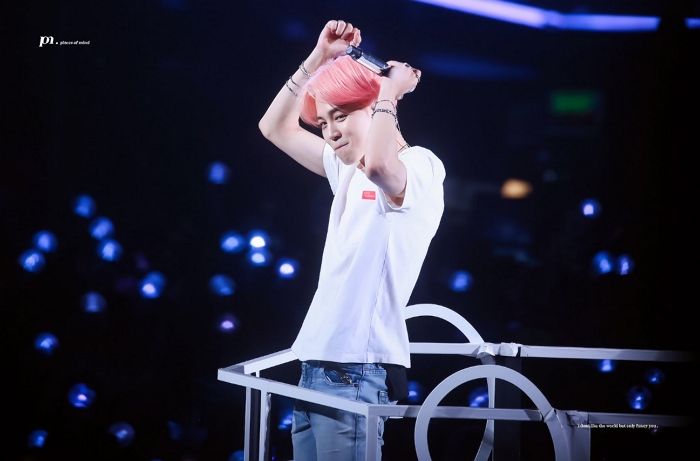 분홍분홍한 ‘벚꽃색 머리’로 변신하고 ‘요정 미모’ 뽐낸 지민