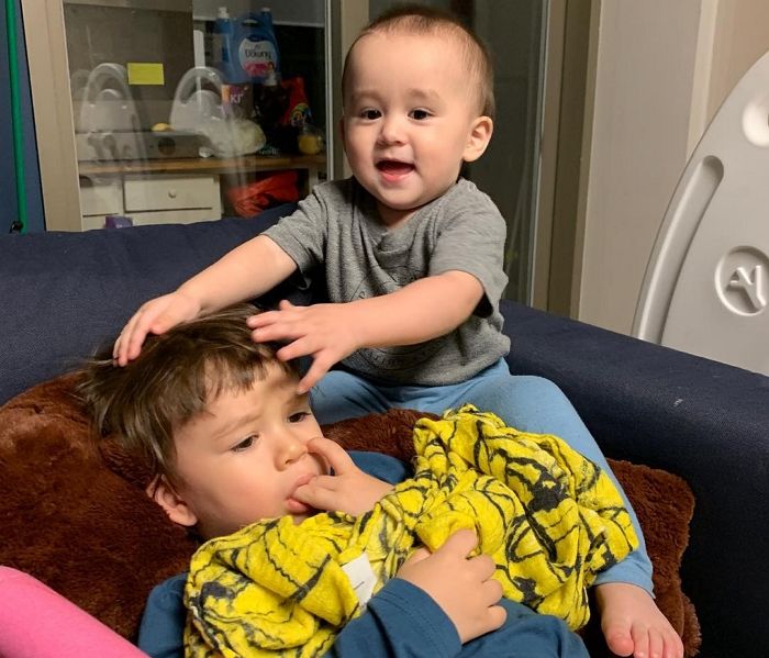 “풍성한 머리숱 부럽다”···윌리엄 형아 머리채 잡고 신난 벤틀리