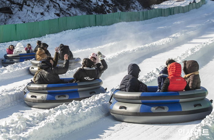 에버랜드, 스릴 최강 ‘눈썰매계의 T 익스프레스’ 4인승 눈썰매 인기