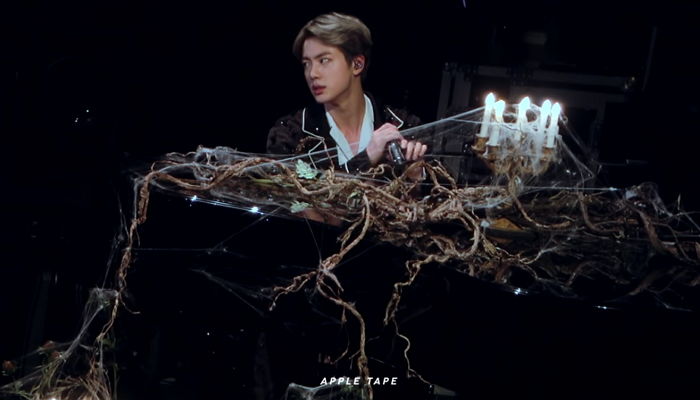 ‘왕자님’ 비주얼로 피아노 치며 완벽 라이브 선보인 방탄 진