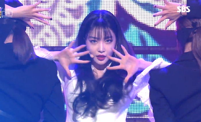 솔로 데뷔 후 지상파 ‘첫 1위+4관왕’ 오르게 만든 청하의 ‘벌써 12시’ 무대