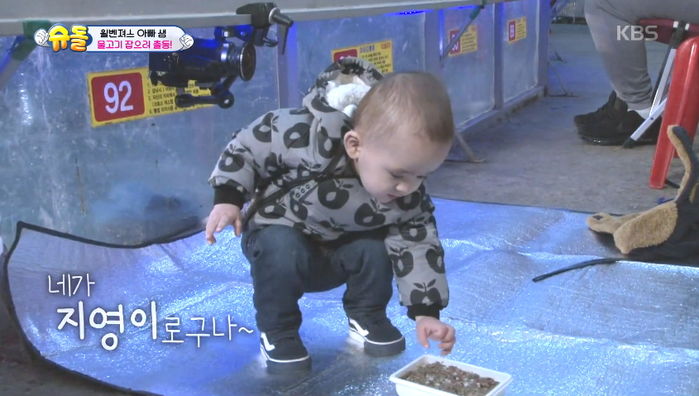 아빠 샘 해밍턴 안보는 사이 ‘지렁이’ 주워 먹다 딱 걸린 벤틀리