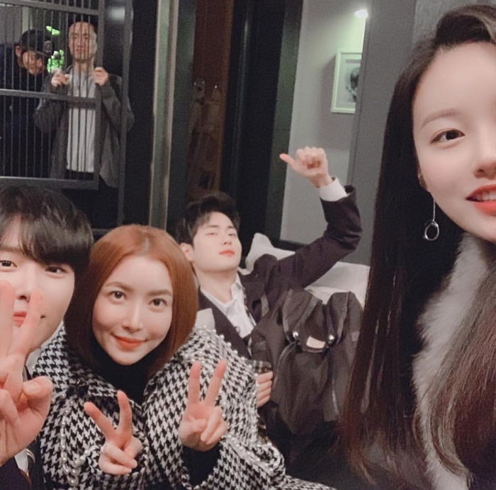 아빠 파국이만 ‘왕따(?)’ 시키고 세상 다정하게 가족사진 찍은 쌍둥이네