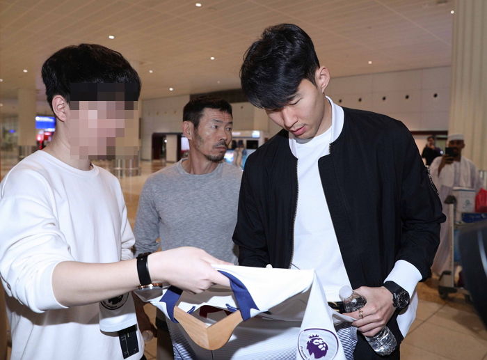 ‘풀타임 출전+6시간 비행’에 지쳤는데도 공항 찾은 팬들에게 전부 사인해준 손흥민