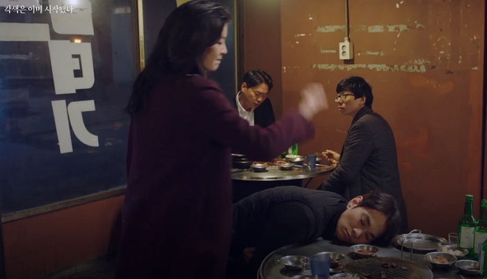 열받아 자기 머리에 소주 콸콸 부은 뒤 잠든 ‘구남친’ 뺨 때린 ‘각색’ 이선빈