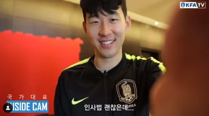 많이 지쳤는데도 아랍에미리트 도착하자마자 팬들에게 ‘손하트’ 날리며 애정 표현한 손흥민