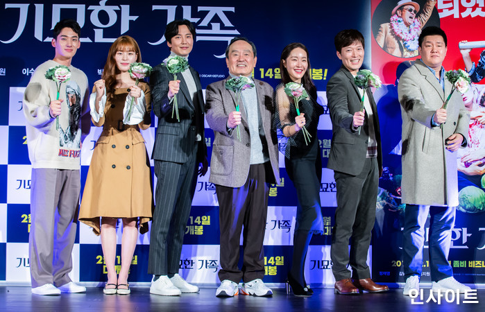 출연진들이 15일 오전 서울 메가박스 동대문점에서 열린 영화 '기묘한 가족' 제작보고회에 참석해 포즈를 취하고 있다. / 사진=고대현 기자 daehyun@