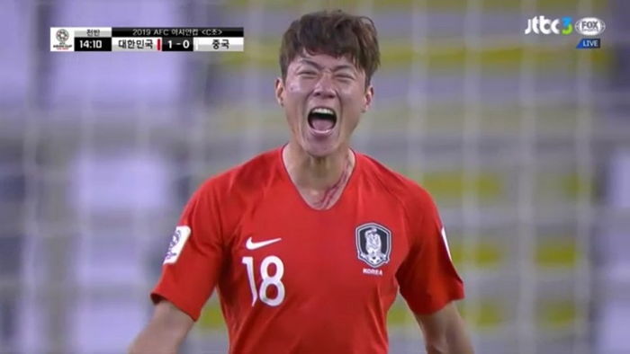 중국 선수들과 거친 몸싸움 끝에 경기 중 목에서 피 철철 난 황의조