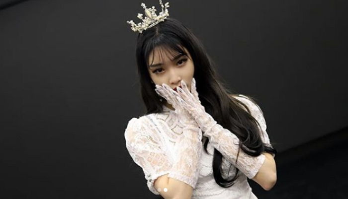 ‘흑발+레드립’ 완벽 소화해 청순하면서도 섹시한 매력 폭발시킨 청하