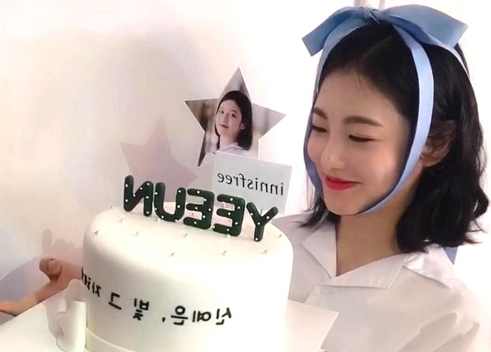 오늘(18일) 생일 맞아 머리에 왕리본 묶고 여신 비주얼 뽐낸 신예은
