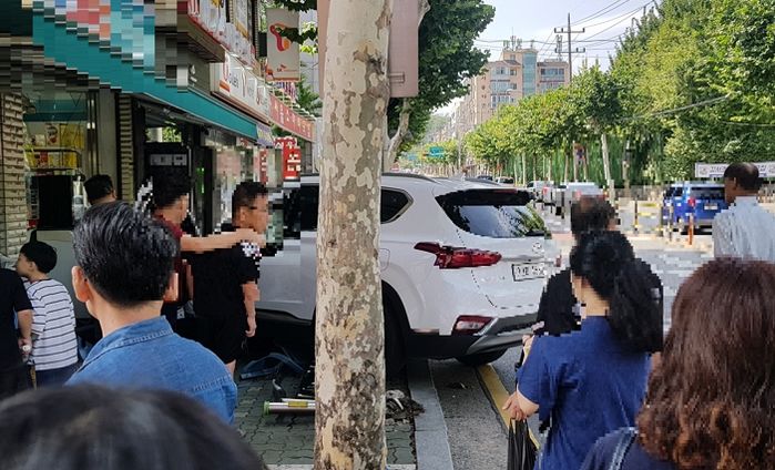 운전 중 발작 일으켜 보행자 3명 덮친 30대 무면허 운전자
