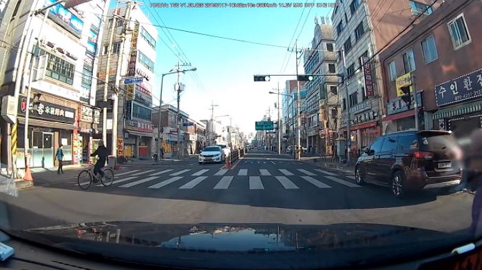 자기 때문에 사고 날 뻔했는데 쳐다보지도 않고 계속 무단횡단하는 할머니