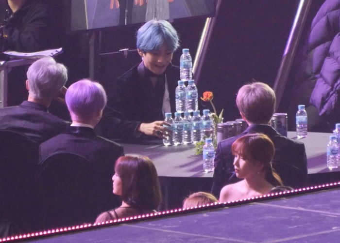 시상식에서 물병 탑 쌓기 놀이에 푹 빠진 방탄소년단의 ‘장꾸’ 뷔