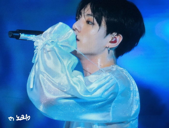 콘서트에서 땀에 흠뻑 젖은 채 ‘미친 섹시미’ 폭발시킨 방탄 정국