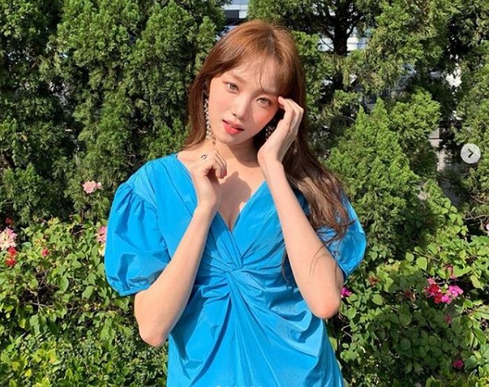 디즈니 ‘자스민 공주님’ 같은 하늘색 드레스 입고 신비로움 뽐내는 이성경 비주얼