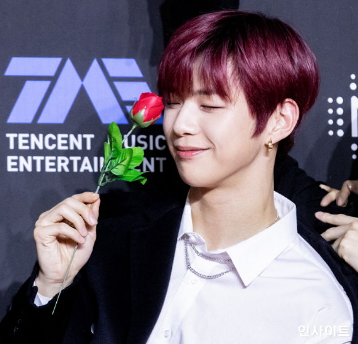 ‘국민 센터’ 강다니엘, ‘솔로’로 데뷔한다