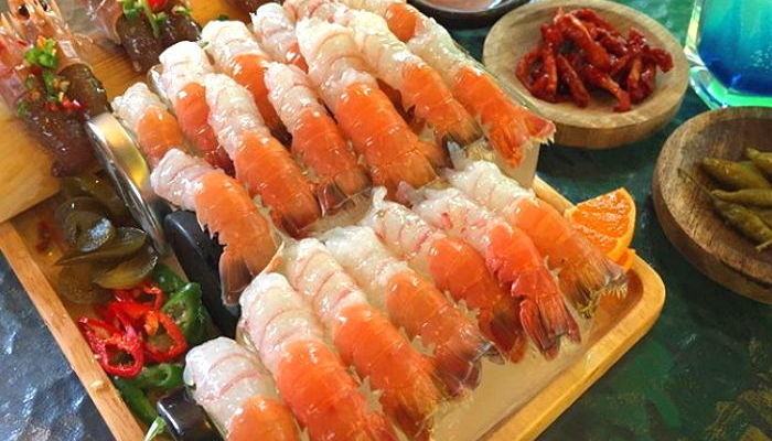 제철 맞아 ‘달콤+쫀득’한 살 통통하게 오른 ‘딱새우 회’