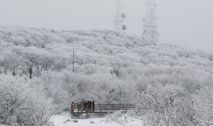 “하얀 눈 대신 미세먼지만...” 올해 겨울 내내 ‘눈 구경’ 힘들다