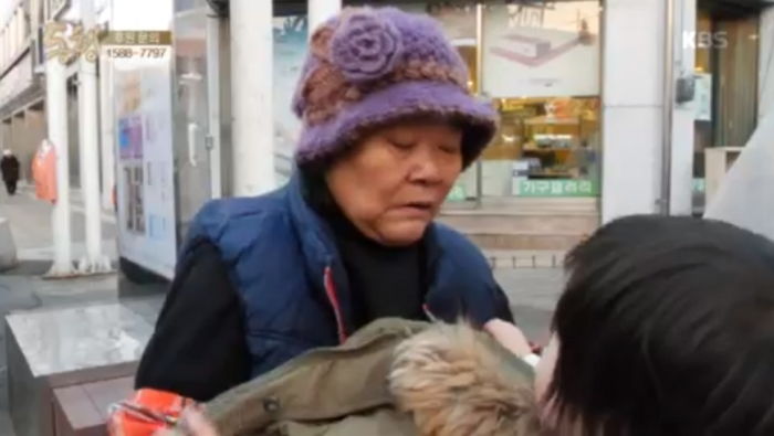 매일 추위 견디며 만두 팔아 키워주는 할머니에게 꼬까옷 벗어주는 6살 예진이