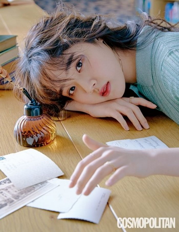 새 화보서 ‘뽀글 머리’하고 성숙미 폭발한 올해 ‘20살’ 김향기