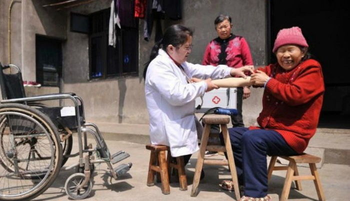 두 다리 절단됐지만 ‘17년’간 아픈 마을 주민들 위해 직접 왕진 다닌 의사