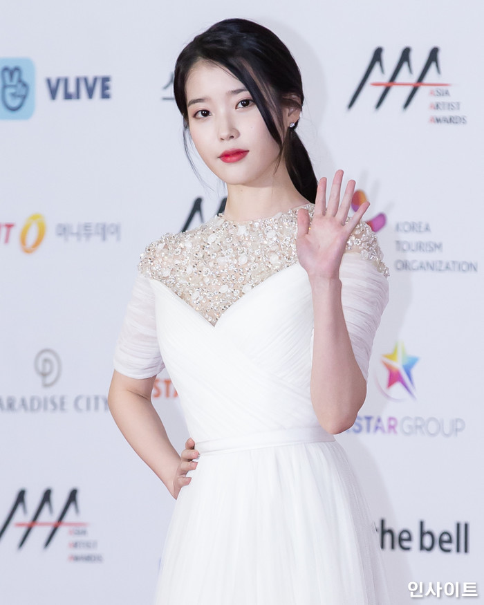 가수 아이유가 28일 오후 인천 중구 파라다이스시티 아트스페이스 플라자에서 열린 '2018 아시아 아티스트 어워즈'에 참석해 레드카펫을 밟고 있다. / 사진=고대현 기자 daehyun@