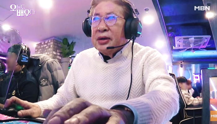 “12시 방향으로 모여!”···PC방서 오더 내리며 게임 지배하는 올해‘ 74살’ 하정우 아버지