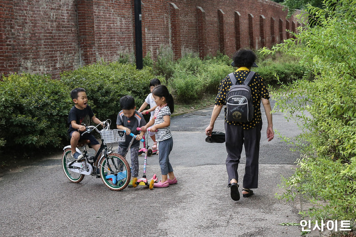 손녀 마중 나간 60대 할머니가 낭떠러지서 숨진 채 발견됐다