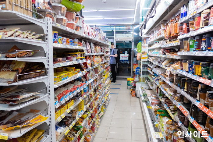 귀찮게 구는 할머니 손님한테 짜증냈던 편의점 알바생은 펑펑 눈물을 쏟고 말았다