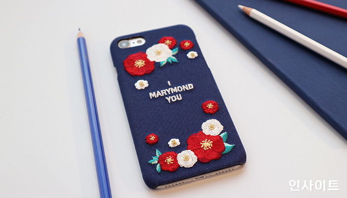 마리몬드, 품절 대란 일어난 ‘패브릭 자수 동백’ 휴대폰 케이스 출시