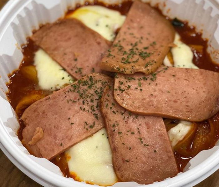 ‘엽떡’ 베이컨 토핑보다 더 미친 중독성 자랑하는 맵짠맵짠 ‘스팸토핑’
