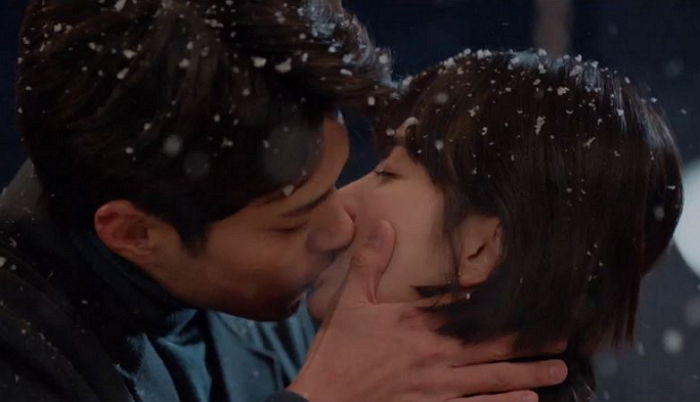 나날이 느는 키스 실력으로 신흥 ‘키스 장인’ 등극했다고 난리 난 박보검