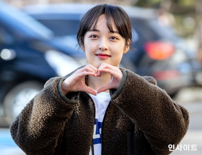 추운 날씨에 자기 보러 온 팬들 카메라에 담는 ‘팬사랑갑’ 김보라