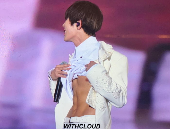 어제자 콘서트서 ‘식스팩’ 복근 깜짝 공개한 워너원 하성운