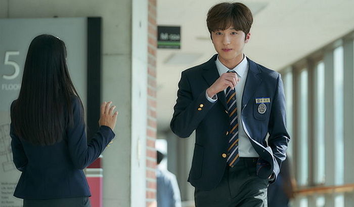 ‘8등신 비율’로 혼자 있으면 ‘180cm’처럼 보인다는 찬희 피지컬