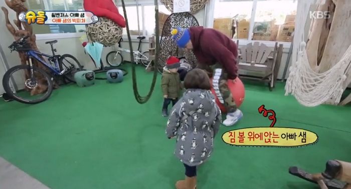 짐볼 위에 앉은 아빠 샘 해밍턴 보고 “공 터져요” 팩폭(?) 날린 윌리엄