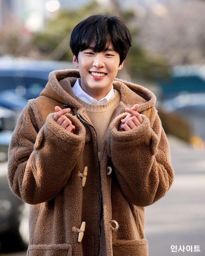 오늘자 테디베어 코트 입고 갈색 푸들 같은 ‘멍뭉미’ 뽐낸 ‘SKY캐슬’ 김동희