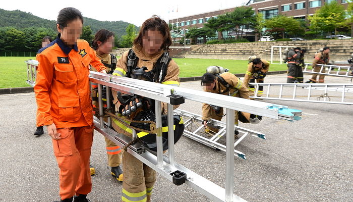 형평성 위해 ‘여성 소방관’ 늘리겠다는 소방청 계획에 시민들이 보인 반응