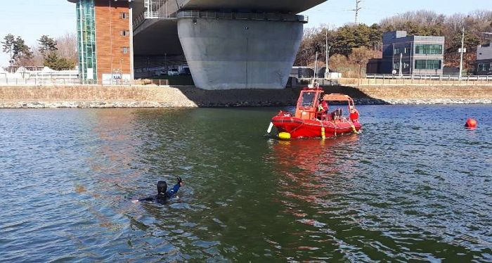 인천 아라뱃길서 추락해 실종됐던 20대 남성이 숨진 채 발견됐다