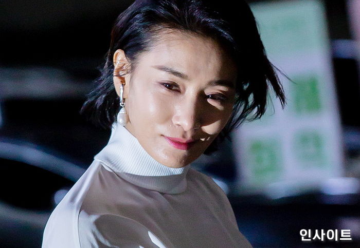 종방연에 총 ‘800만원’어치 몸에 두르고 나타난 ‘인간 펜디’ 김서형