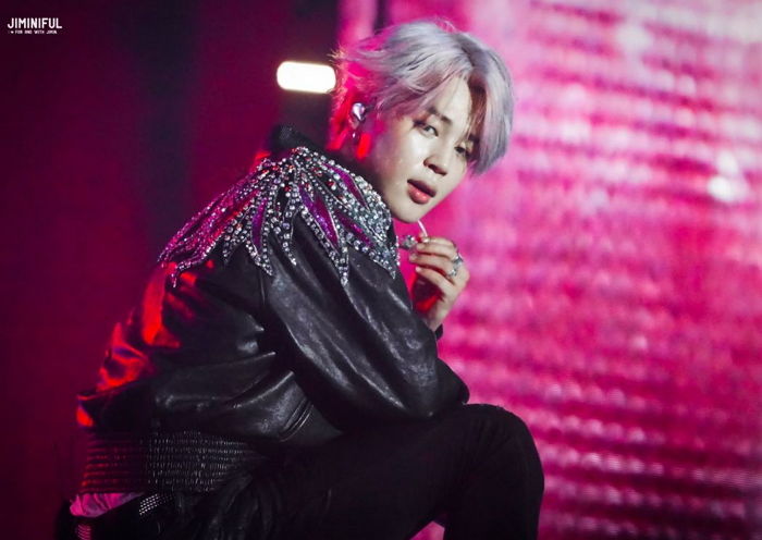 도저히 안 어울릴 것 같은 ‘핑크 머리+가죽 재킷’ 제대로 소화한 ‘핑크 갱’ 지민