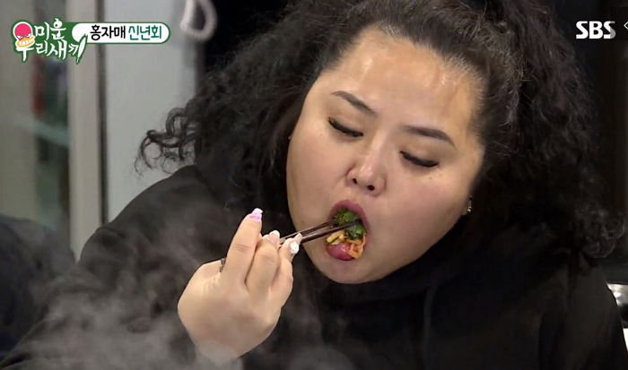 ‘곱창’ 손가락처럼 길게 잘라 폭풍 먹방 선보인 ‘새 곱창여신’ 홍선영