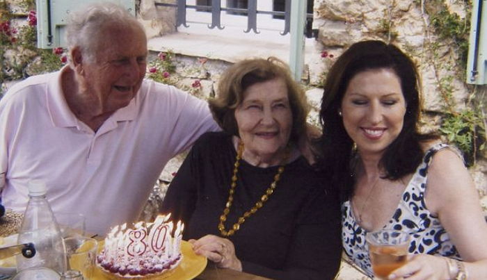 첫사랑과 결혼해 70년 함께 살고 ‘한날한시’에 손잡고 세상 떠난 노부부