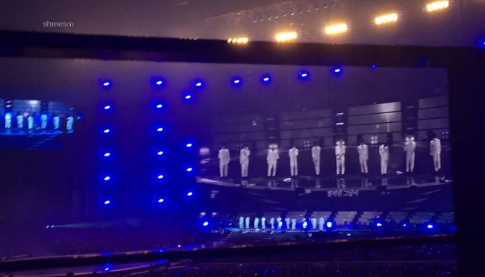 ‘완전체’로 서는 마지막 무대서 눈물 흘리며 노래 이어간 워너원 멤버들