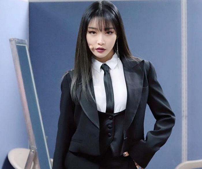 ‘걸 크러쉬’ 매력 폭발하는 청하의 ‘쓰리피스’ 슈트 패션