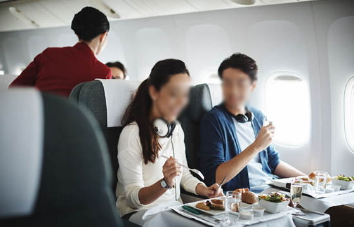 한 유튜버 커플이 비행기 비즈니스석 탄 뒤 내릴 때까지 한 행동