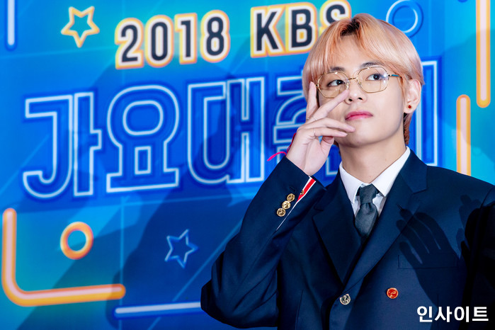 방탄소년단 BTS 뷔가 28일 오후 서울 여의도 KBS홀에서 열린 '2018 KBS 가요대축제' 시상식에 참석해 레드카펫을 밟고 있다. / 사진=고대현 기자 daehyun@